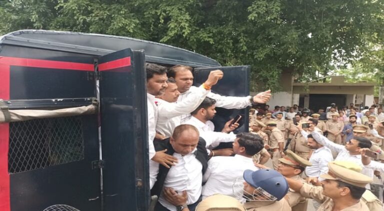 पीलीभीत में सपा कार्यालय खाली कराने पर हंगामा, जिलाध्यक्ष समेत 15 नेता हिरासत में “जानें क्या है पूरा मामला”