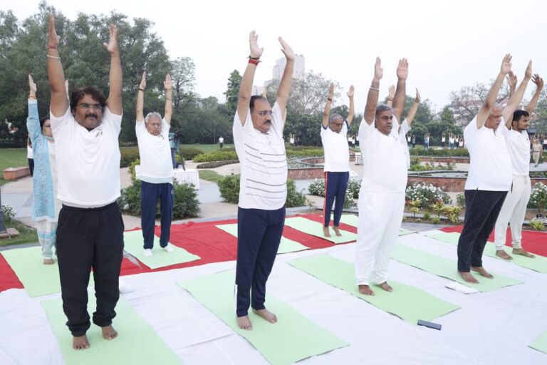 अंतर्राष्ट्रीय योग दिवस पर पंडित दीनदयाल उपाध्याय पार्क में भव्य योग कार्यक्रम, दिल्ली भाजपा अध्यक्ष वीरेन्द्र सचदेवा ने लिया भाग