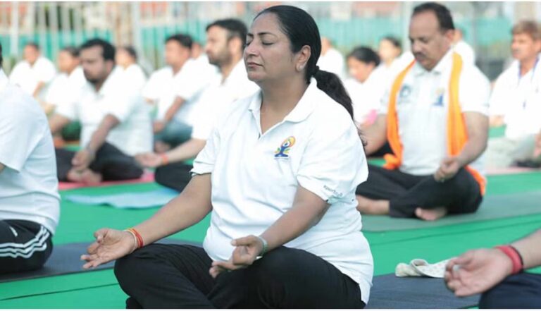 दिल्ली से नोएडा तक योग की धूम, सीएम रेखा गुप्ता से लेकर मलाइका अरोड़ा तक ने लिया भाग