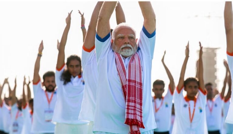 प्रधानमंत्री मोदी का गमोसा प्रेम बरकरार, 11वें योग दिवस पर विशाखापट्टनम में किया योग प्रदर्शन