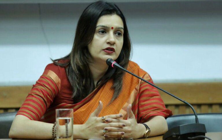 ईरान पर अमेरिकी हमले, ट्रंप का सख्त संदेश “अब शांति या विनाश” शिवसेना सांसद प्रियंका चतुर्वेदी ने कसा तंज