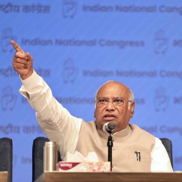 ट्रंप से डरते हैं मोदी, लेकिन बनना चाहते हैं ‘विश्वगुरु’ कांग्रेस अध्यक्ष मल्लिकार्जुन खड़गे का तीखा हमला