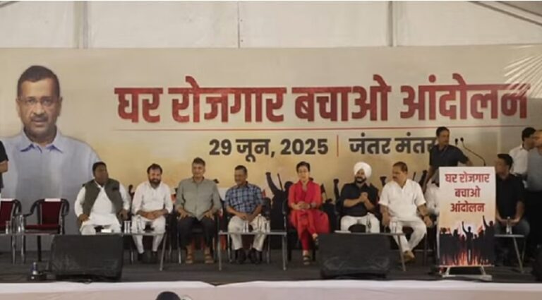 दिल्ली में झुग्गियों के खिलाफ बुलडोज़र कार्रवाई पर AAP का प्रदर्शन, केजरीवाल बोले “मोदी की गारंटी झूठी झुग्गी तोड़कर बना दिया मैदान”