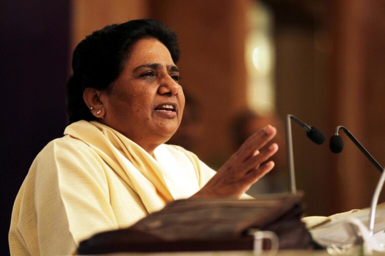 मायावती का योगी सरकार पर हमला राजा महेंद्र प्रताप सिंह विश्वविद्यालय के 3,500 दलित छात्रों की छात्रवृत्ति अधर में “समाधान की मांग”