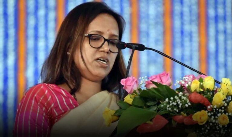 महाराष्ट्र में तीन भाषा नीति पर बवाल वर्षा गायकवाड़ ने महायुति के आरोपों को बताया झूठ, कहा हिंदी थोपना बर्दाश्त नहीं
