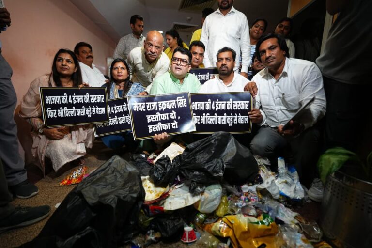 कूड़ा संकट पर आप का हल्ला बोल, मेयर कार्यालय के बाहर फेंका कचरा, इस्तीफ़े की मांग 