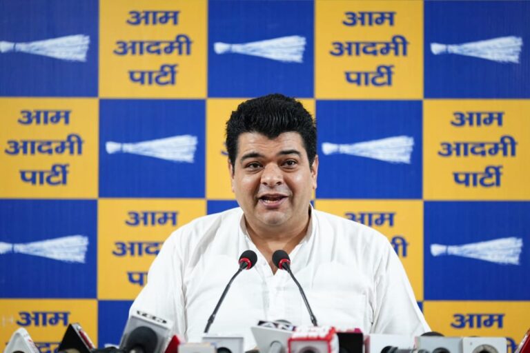 एमसीडी में लोकतंत्र पर हमला : कमेटियों के गठन से पीछे हटी भाजपा, आम आदमी पार्टी का आरोप 