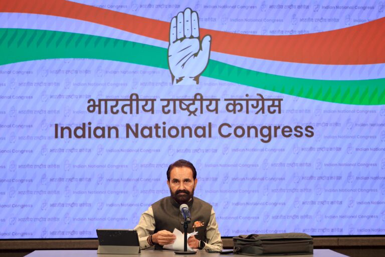 गुजरात में मंत्री बच्चू भाई खाबड़ पर गंभीर आरोप – कांग्रेस ने की जांच और बर्खास्तगी की मांग शक्तिसिंह गोहिल बोले-जनता का पैसा लूट रही है भाजपा सरकार, रिश्तेदारों के नाम पर चल रहा करोड़ों का खेल 