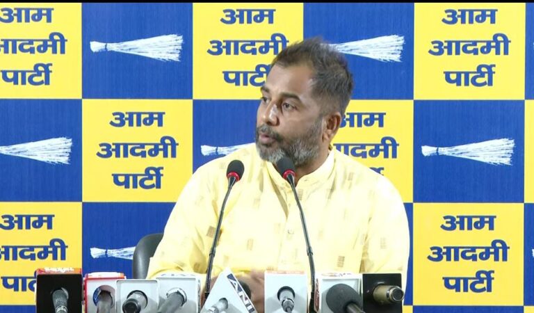 रंगमहल की राजनीति जनता से वादे और सत्ता में विलासिता अनिल झा 