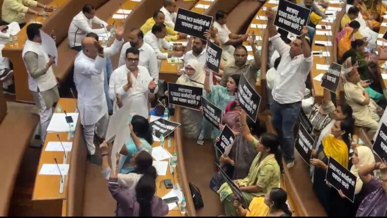 भाजपा की दलित और कर्मचारी विरोधी मानसिकता फिर हुई उजागर,आप पार्षदों ने निगम सदन में उठाई मज़दूरों की आवाज़, मेयर ने बैठक स्थगित की 