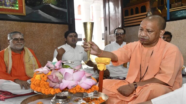 सावन की शुरुआत पर सीएम योगी का रुद्राभिषेक, जनता दर्शन में 200 लोगों से की मुलाकात
