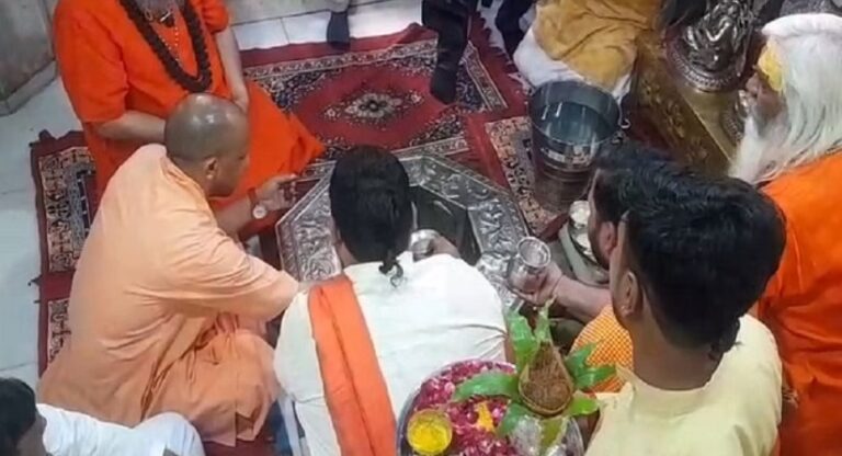 मुख्यमंत्री योगी आदित्यनाथ ने गाजियाबाद के दूधेश्वर नाथ मंदिर में किया श्रवण कावड़ मेले का शुभारंभ, पूजा-अर्चना के बाद मेरठ के लिए हुए रवाना