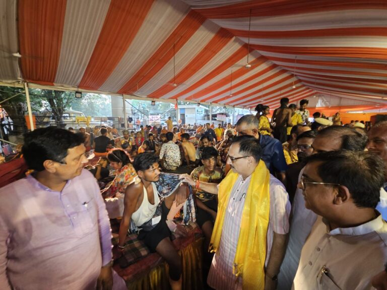 शाहदरा में पुष्पवर्षा कर किया कांवड़ियों का स्वागत – वीरेंद्र सचदेवा, 17 स्वागत द्वारों की व्यवस्था सेवा को बताया जन आस्था और संस्कृतिका उत्सव