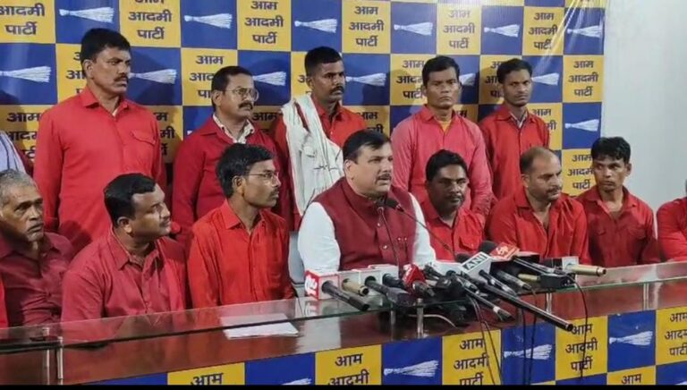 रेलवे कुलियों की पीड़ा पर संजय सिंह की पुकार – कुलियों की हालत बद से बदतर, सरकार दे जवाब