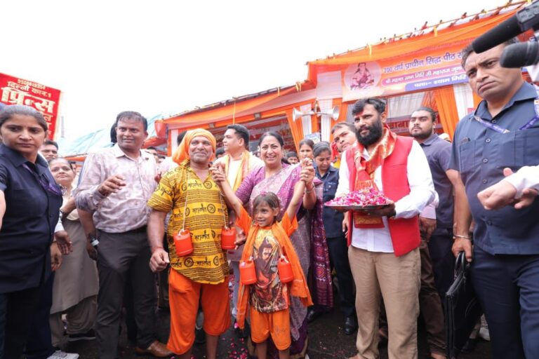 मुख्यमंत्री रेखा गुप्ता और मंत्री कपिल मिश्रा ने शास्त्री पार्क में किया कांवड़ियों का भव्य स्वागत