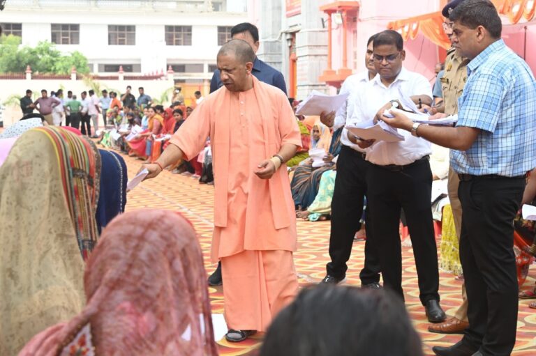 योगी आदित्यनाथ ने गोरखपुर जनता दर्शन में लोगों की सुनी समस्याएं, अधिकारियों को त्वरित समाधान के निर्देश