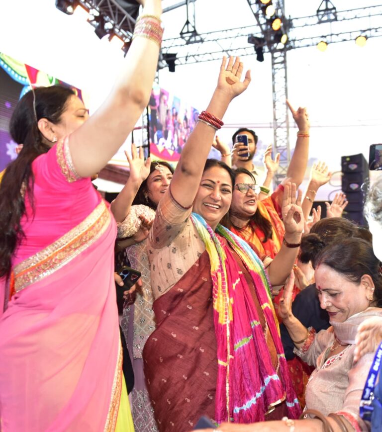 दिल्ली में तीज महोत्सव की शानदार शुरुआत – मुख्यमंत्री रेखा गुप्ता और मंत्री कपिल मिश्रा ने दी महिलाओं को तीज की सौगात
