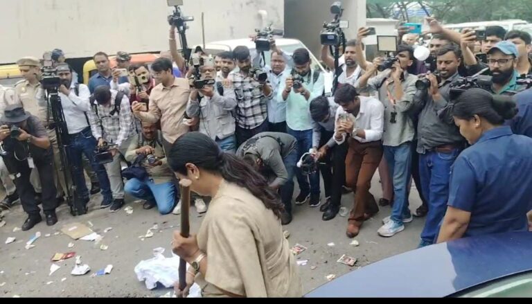 मुख्यमंत्री रेखा गुप्ता ने शुरू किया दिल्ली को कूड़े से आज़ादी अभियान, कहा-अब अफसर गंदे और टूटे दफ्तरों में नहीं बैठेंगे, नया सचिवालय बनाया जाएगा