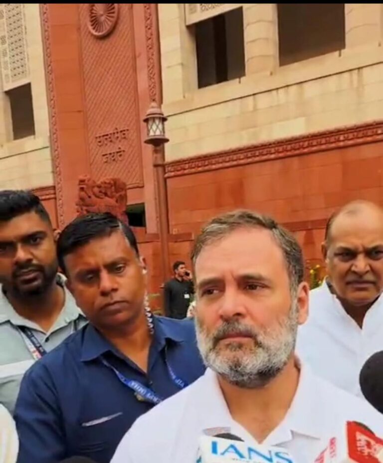 राहुल गांधी का बड़ा आरोप – चुनाव आयोग भाजपा के लिए वोट चुरा रहा है, हमारे पास पक्के सबूत हैंराहुल गांधी बोले यह देश के खिलाफ साजिश है, दोषियों को बख्शा नहीं जाएगा