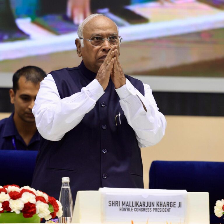 उत्तर प्रदेश कांग्रेस कमेटी ने तमाम समर्थकों को पार्टी की प्राथमिक सदस्यता दिलाई।