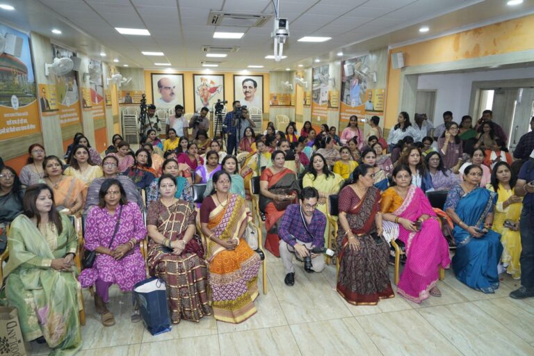 दिल्ली भाजपा कार्यालय में रक्षाबंधन का उत्सव – वीरेंद्र सचदेवा को महिला मोर्चा और छात्राओं ने बाँधी राखी