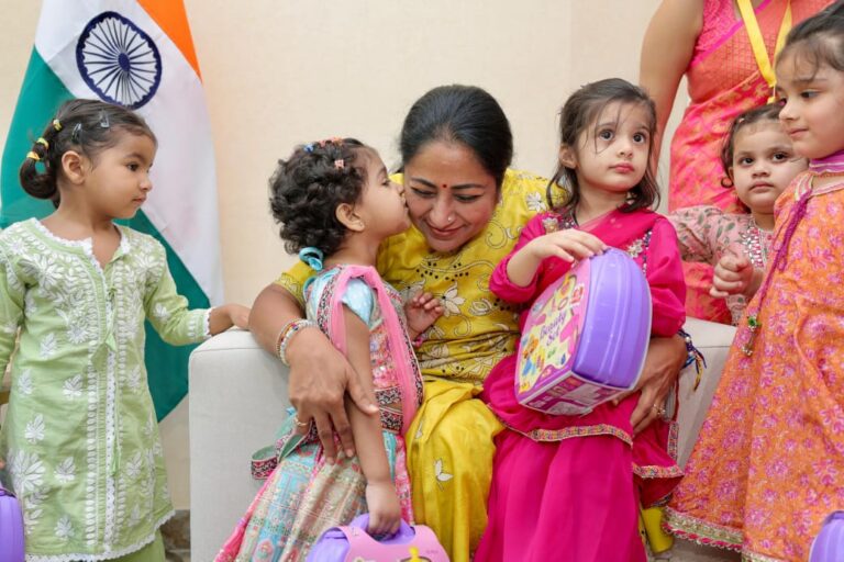 मुख्यमंत्री रेखा गुप्ता ने बच्चों के साथ मनाया रक्षाबंधन का त्योहार