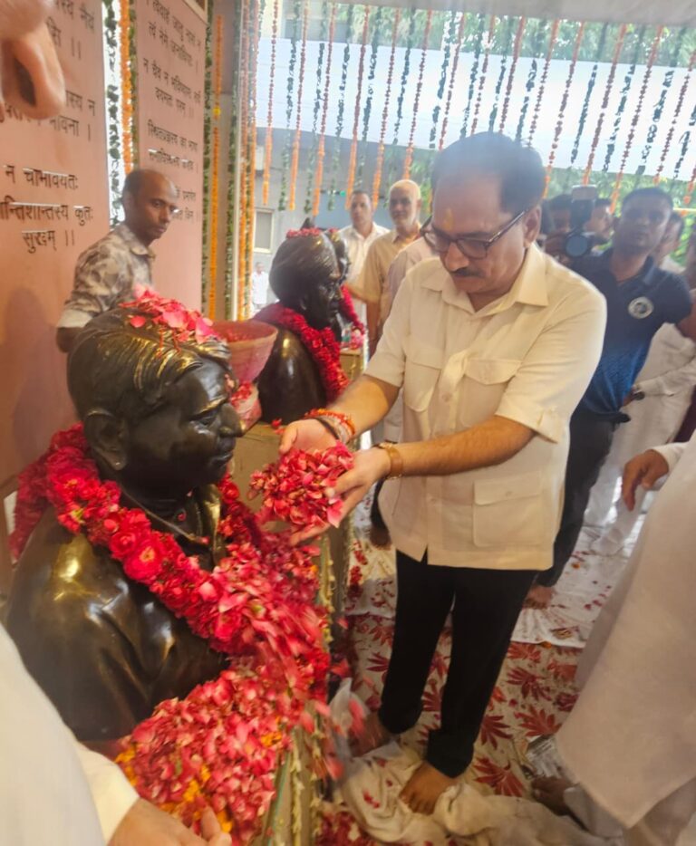 दिल्ली कांग्रेस अध्यक्ष देवेंद्र यादव के स्वर्गीय पिता की श्रद्धांजलि सभा में पहुंचे भाजपा अध्यक्ष वीरेंद्र सचदेवा, दी भावपूर्ण श्रद्धांजलि