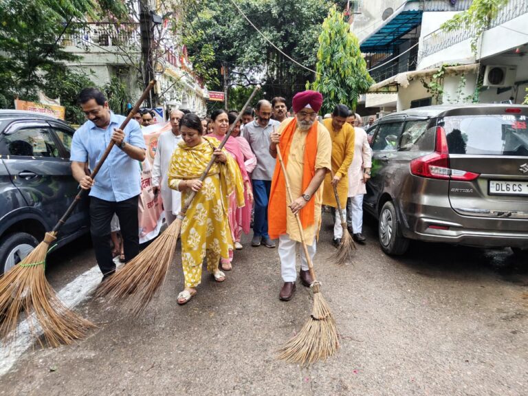 दिल्ली को कूड़े से आज़ादी – महापौर सरदार राजा इकबाल सिंह ने पश्चिम विहार में किया पौधारोपण और सफाई अभियान