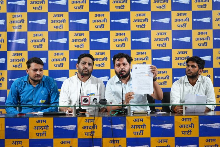 दिल्ली विश्वविद्यालय का नया नियम छात्र संघ चुनाव लड़ने के लिए 1 लाख रुपये का बॉन्ड – एसैप का विरोध, कुलदीप बिधुड़ी बोले ये तुगलकी फरमान है