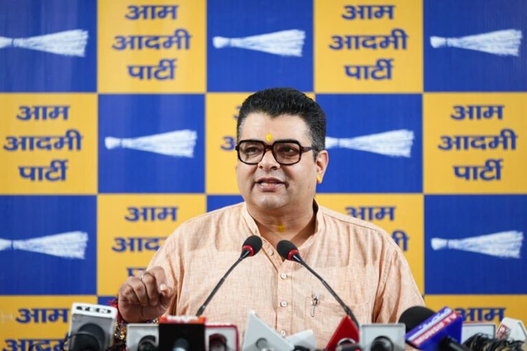 दिल्ली में कूड़े के अंबार पर ‘चार इंजन’ की चुप्पी, आप ने उठाए फंड और दिखावटी अभियान पर सवाल