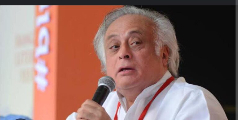 कांग्रेस नेता जयराम रमेश ने सुप्रीम कोर्ट के फैसले का किया स्वागत: चुनाव आयोग को फटकार, आधार को पहचान पत्र मानने का आदेश