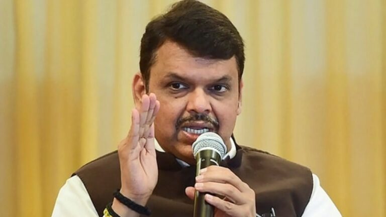 मुख्यमंत्री देवेंद्र फडणवीस ने राहुल गांधी को बताया ‘आदतन झूठा’, वोट चोरी के आरोपों को बताया बेबुनियाद; ठाकरे और मनसे ने भी उठाए सवाल