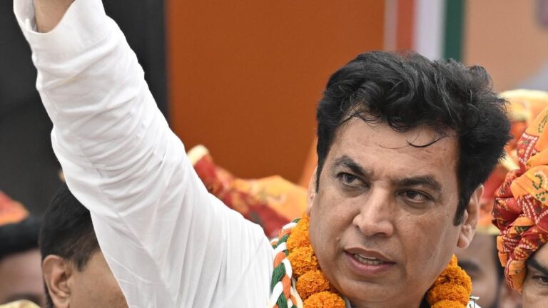 न्याय में दखल बर्दाश्त नहीं, तीस हजारी कोर्ट में वकीलों की हड़ताल को कांग्रेस का समर्थन “तीस हजारी में पहुंचे कांग्रेस कमेटी के अध्यक्ष देवेंद्र यादव”
