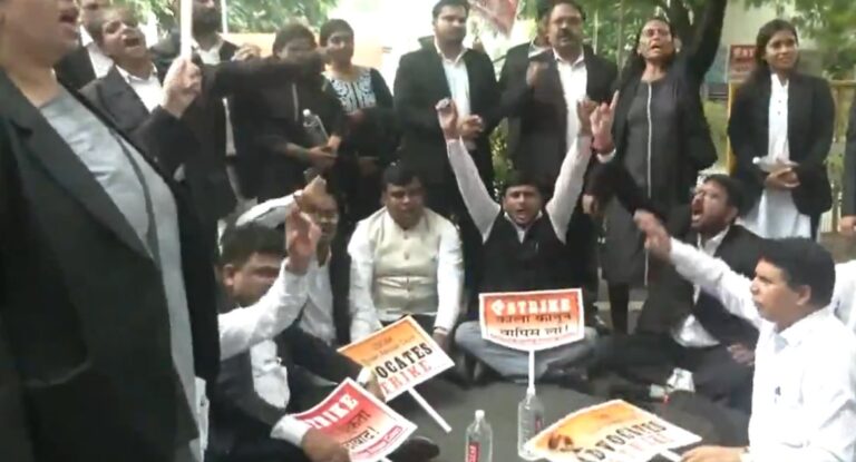 थानों से गवाही पर वकीलों का विरोध जारी, एलजी के नोटिफिकेशन के खिलाफ सड़कों पर उतरे वकील