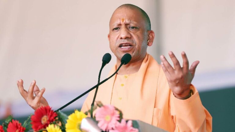 मुख्यमंत्री योगी आदित्यनाथ ने ग्रामीण जनता सेवा के लिए 250 नई बसों का शुभारंभ किया, सड़क सुरक्षा पर जताई विशेष चिंता