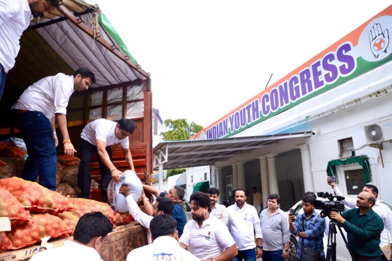 बाढ़ पीड़ितों की मदद के लिए आगे आई भारतीय युवा कांग्रेस