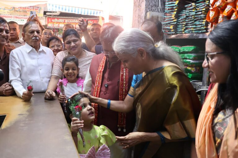 GST में कटौती पर व्यापारियों और उपभोक्ताओं से मिले फीडबैक, वित्त मंत्री और वरिष्ठ नेताओं ने दिल्ली की प्रमुख बाजारों में ली जनता की राय