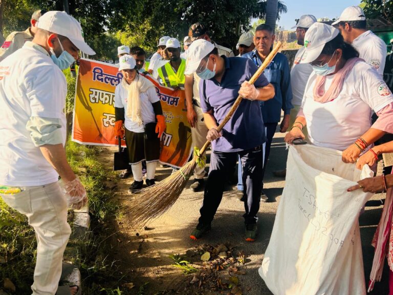 वीरेन्द्र सचदेवा ने आईटीओ रोज़ गार्डन फ्लाईओवर पर शुरू किया स्वच्छता अभियान