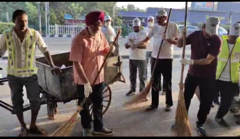 राजा इकबाल सिंह के नेतृत्व में दिल्ली मेट्रो यूनिवर्सिटी में स्वच्छता अभियान