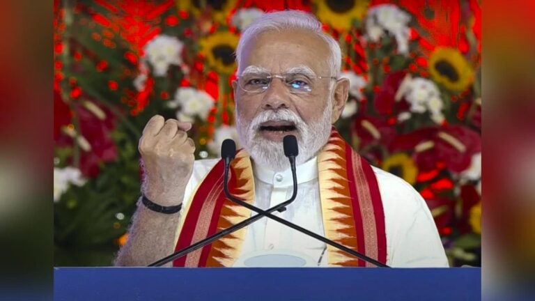 मोबाइल भारत में बने, मगर पुर्ज़े चीन के क्या यही आत्मनिर्भरता है? पीएम मोदी ने स्वदेशी अपनाने पर दिया जोर