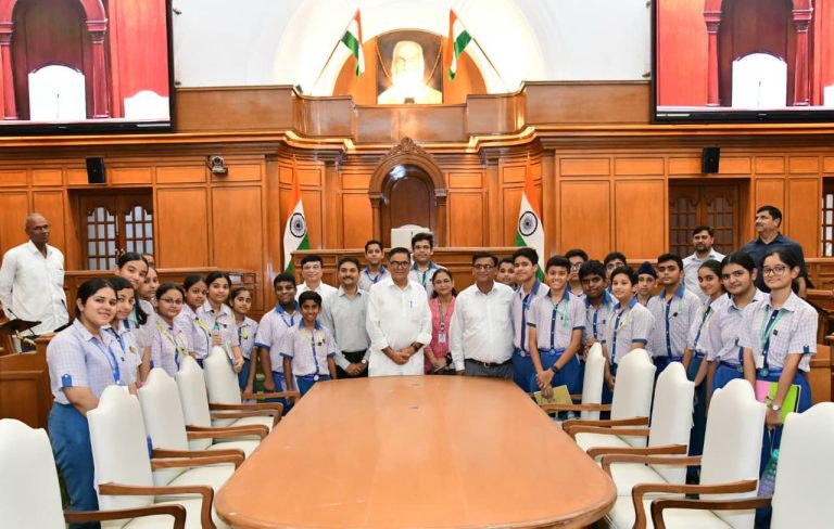 दिल्ली विधानसभा में छात्रों ने देखी प्रधानमंत्री नरेन्द्र मोदी के जीवन पर आधारित प्रदर्शनी, मिली प्रेरणा और नई सीख