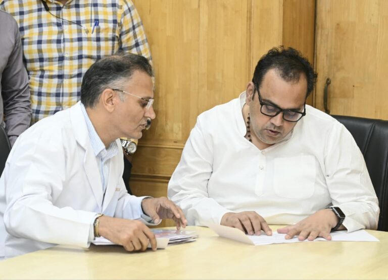 दिल्ली के स्वास्थ्य मंत्री डॉ. पंकज कुमार सिंह का LNJP अस्पताल का औचक निरीक्षण, राजधानी के लोगों को स्वास्थ्य सुविधाओं काभरोसा