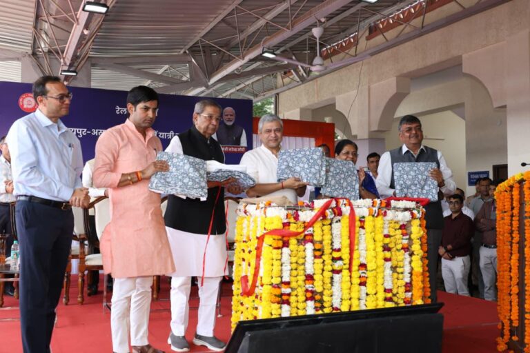 रेल मंत्री अश्विनी वैष्णव ने राजस्थान के 65 रेलवे स्टेशनों पर यात्री सुविधाओं से जुड़े कार्यों का राष्ट्र को समर्पण किया
