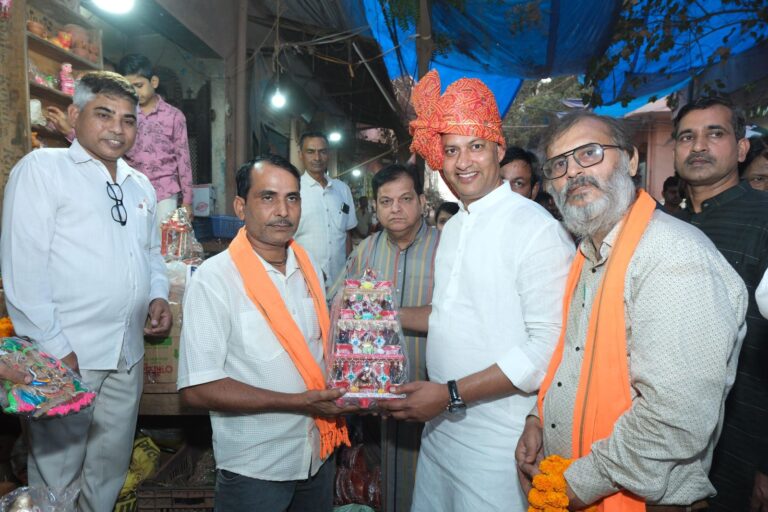 ‘वोकल फॉर लोकल’ से रोशन होगी दीवाली और साकार होगा विकसित दिल्ली का सपना कुम्हार कॉलोनी, उत्तम नगर में समाज कल्याण मंत्रीने की खरीदारी, स्थानीय कलाकारों और कारीगरों को दी नई ऊर्जा – रविन्द्र इन्द्राज सिंह