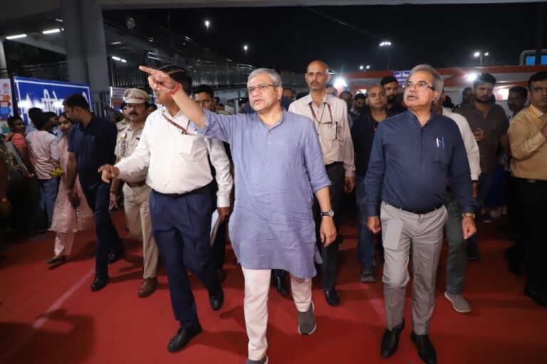 अश्विनी वैष्णव का औचक निरीक्षण | आनंद विहार रेलवे स्टेशन पर भीड़ प्रबंधन का जायजा