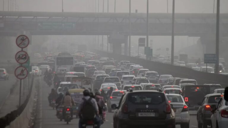 दिवाली के बाद दिल्ली-एनसीआर में हवा हुई जहरीली, कई इलाकों में एक्यूआई 400 पार गंभीर श्रेणी में पहुंचा वायु प्रदूषण स्तर