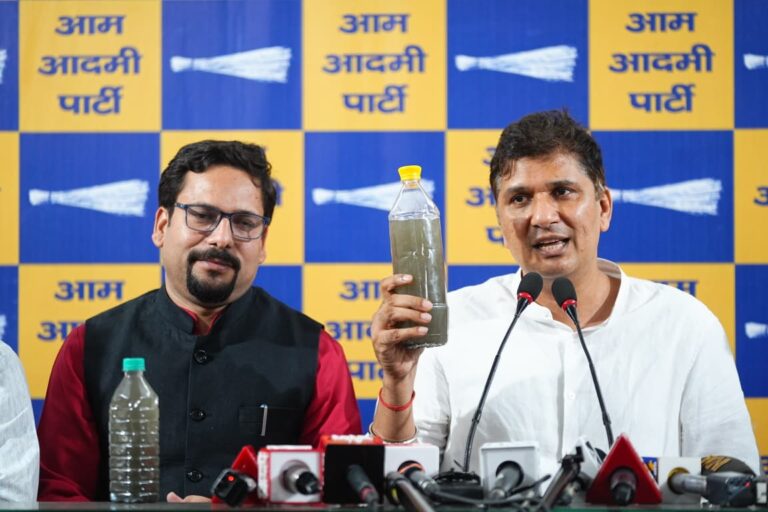 सौरभ भारद्वाज का बड़ा हमला सीएम रेखा गुप्ता यमुना का पानी पीकर दिखाएं अगर सच में साफ है आप नेताओं ने सीएम आवास तक रैली निकालकर भाजपा के झूठ को किया बेनकाब