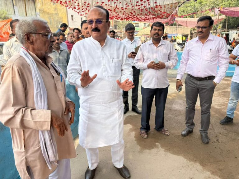शिक्षा मंत्री आशीष सूद ने जनकपुरी में छठ पूजा की तैयारियों का किया निरीक्षण