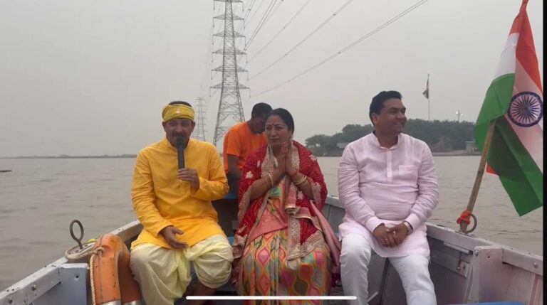 राजधानी दिल्ली में छठ महापर्व का भव्य जश्न-सांसद मनोज तिवारी ने यमुना की लहरों पर गाया छठ गीत