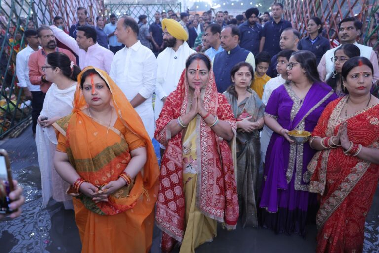 मुख्यमंत्री रेखा गुप्ता ने उगते सूर्य को दिया अर्घ्य, दिल्ली में छठ महापर्व का भव्य आयोजन